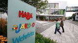 Haba  Der oberfränkische Spielzeughersteller Haba hat Mitte September 2023 Insolvenz in Eigenverwaltung angemeldet. Haba blickt auf eine 85-jährige Firmengeschichte zurück und ist unter anderem bekannt für Holzspielzeug und seinen Brettspiel-Klassiker "Obstgarten". Erst im August 2023 hatte Haba verkündet, die Kinderbekleidungsmarke Jako-o komplett einzustellen. Die Bereiche Spielwaren und Möbel sollten fortgeführt und im Rahmen des Insolvenzverfahrens saniert werden. Von 1700 Beschäftigten sollten nach der Sanierung 1000 übrig bleiben. Zum 1. März 2024 wurde das Insolvenzverfahren in Eigenregie beendet. Im August wurde ein weiterer Stellenabbau bekannt gegeben.