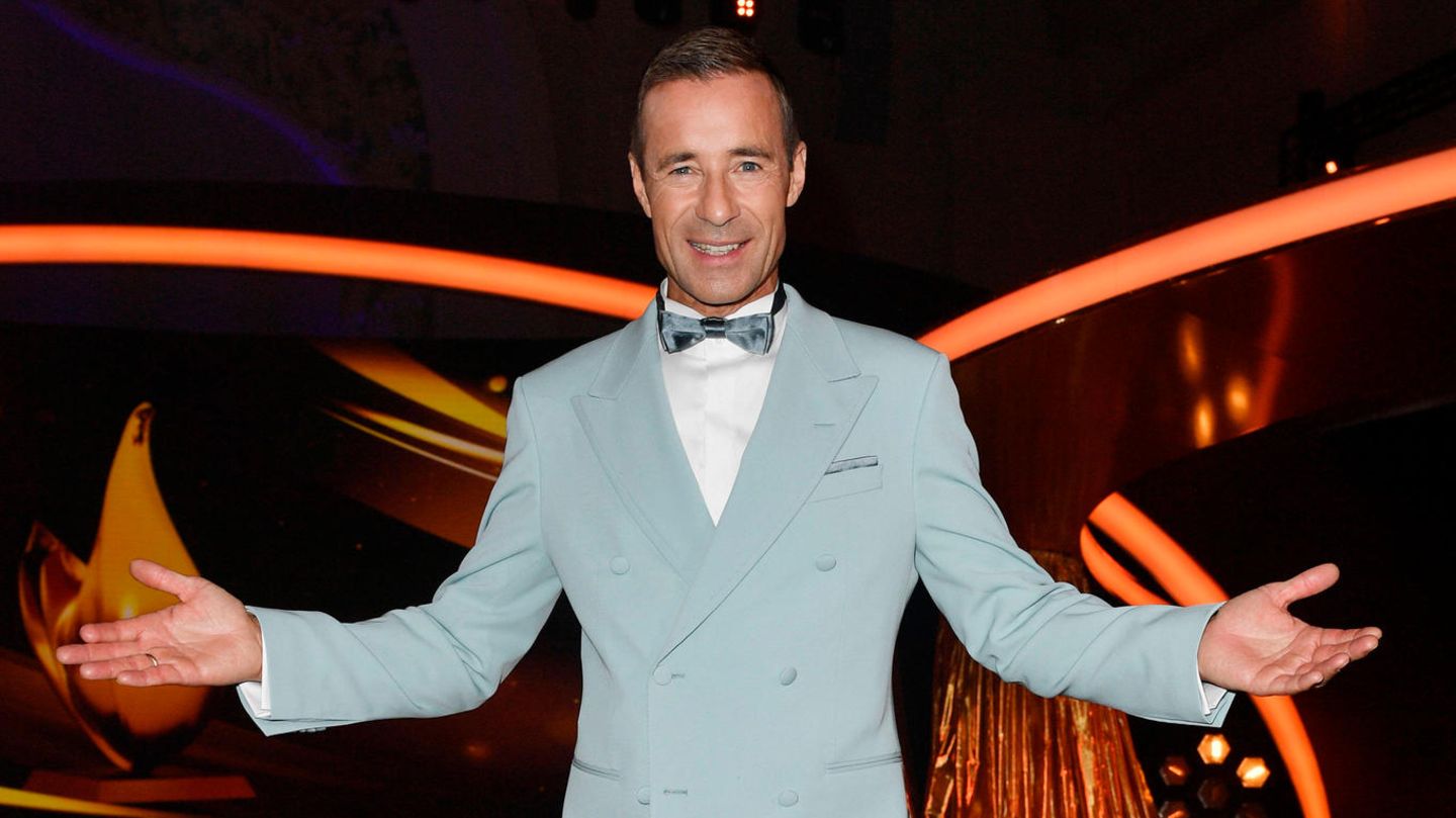 TV-Zuschauer sehen Moderator Kai Pflaume meist im Anzug: Hier 2021 bei der Verleihung der "Goldenen Henne"