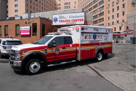 Ein Rettungswagen des New York Fire Department verlässt das Gelände eines Krankenhauses