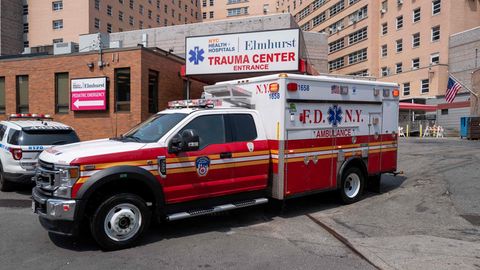 Ein Rettungswagen des New York Fire Department verlässt das Gelände eines Krankenhauses