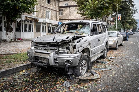 Ein angeschossenes Auto in der Region Bergkarabach