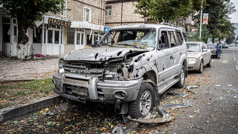 Ein angeschossenes Auto in der Region Bergkarabach