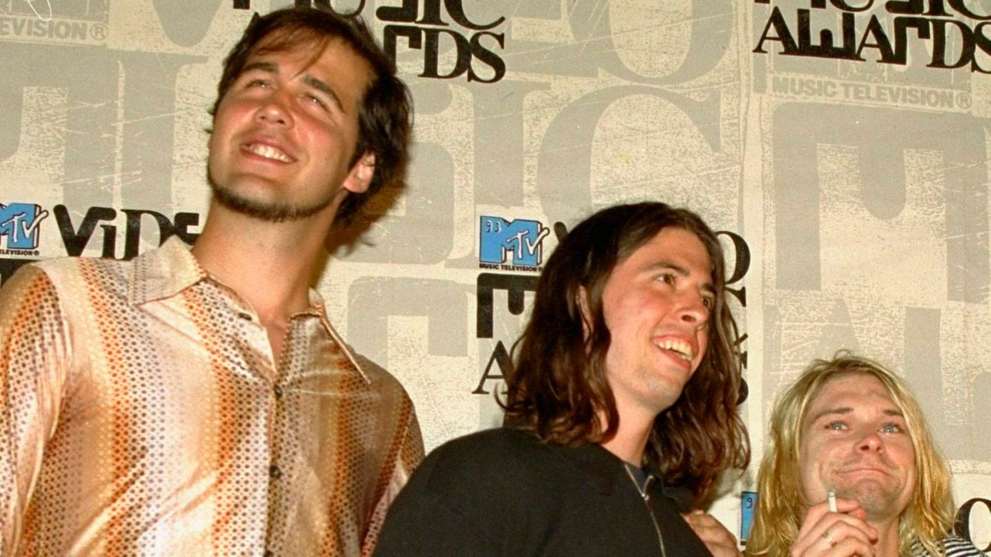 Die Band Nirvana vor einer Werbewand von MTV