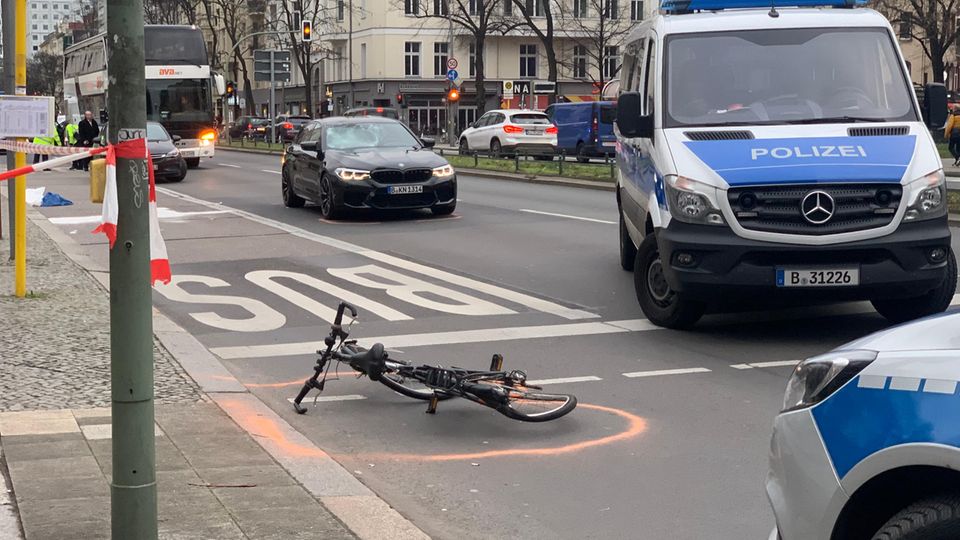 Der Unfallort, Polizeiwagen stehen rechts im Bild neben dem Fahrrad des Opfers Bernd W. mit einer roten Kreidelinie markiert