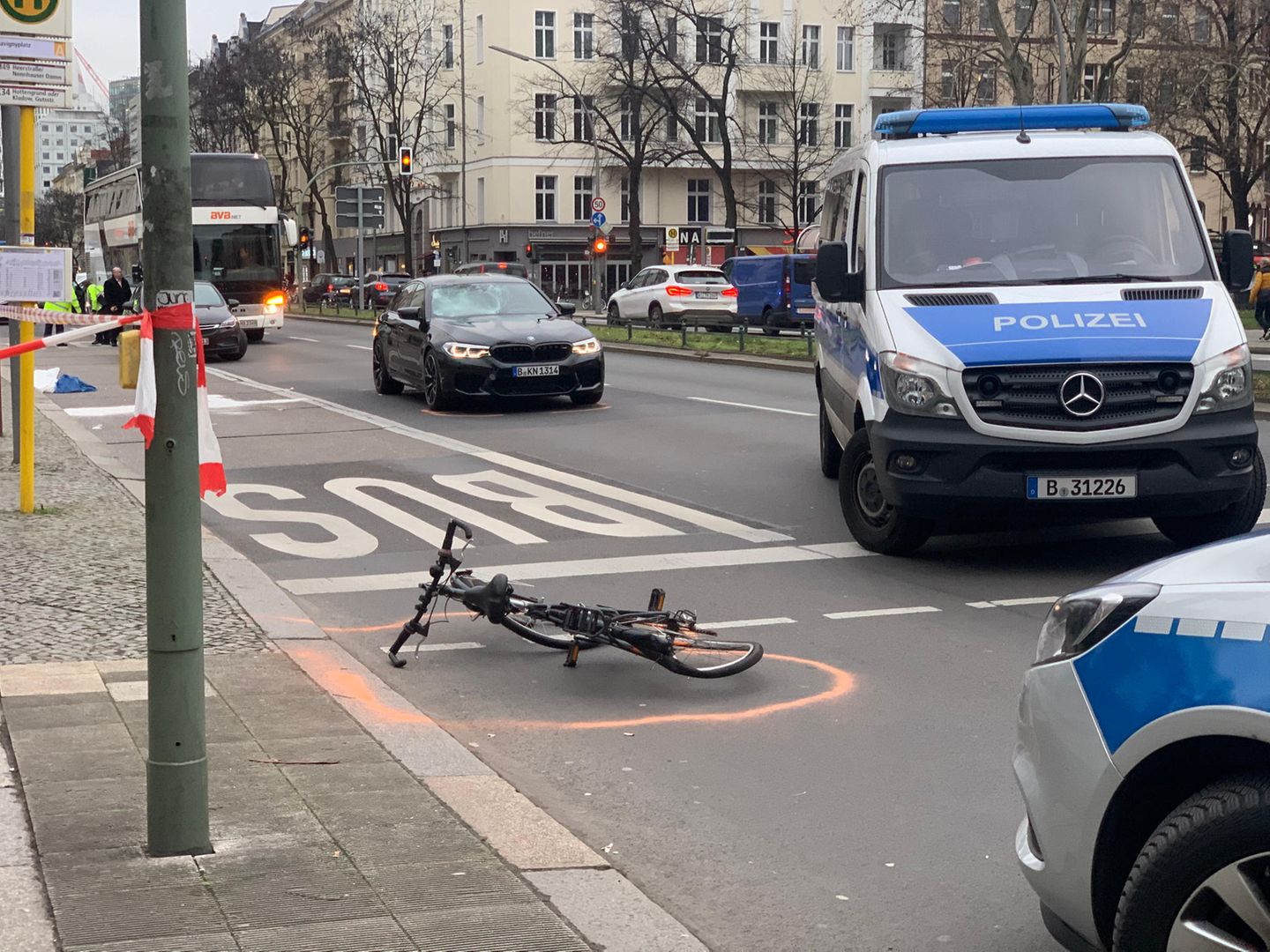 Der Unfallort, Polizeiwagen stehen rechts im Bild neben dem Fahrrad des Opfers Bernd W. mit einer roten Kreidelinie markiert