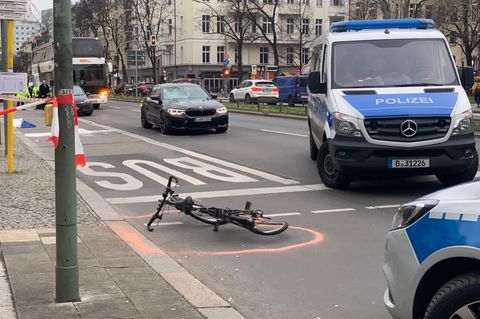 Der Unfallort, Polizeiwagen stehen rechts im Bild neben dem Fahrrad des Opfers Bernd W. mit einer roten Kreidelinie markiert