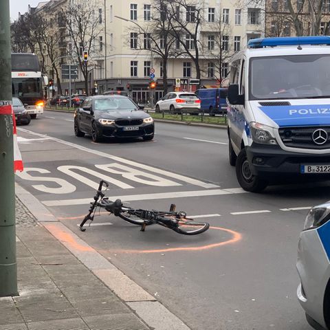 Der Unfallort, Polizeiwagen stehen rechts im Bild neben dem Fahrrad des Opfers Bernd W. mit einer roten Kreidelinie markiert