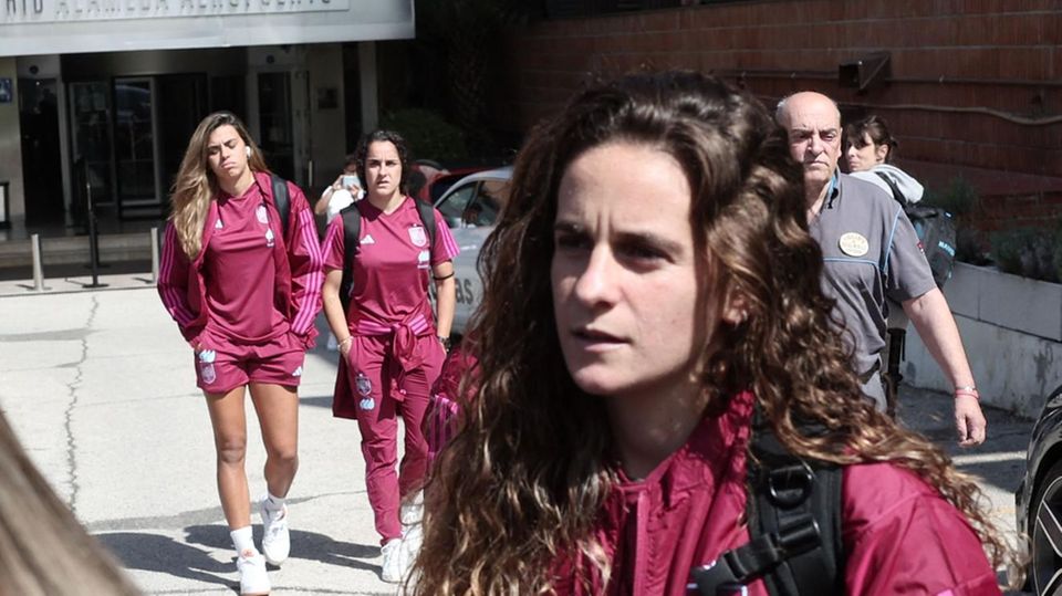 Spain: Soccer world champions end strike – except for two