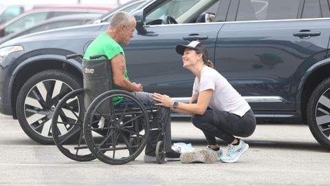 Jennifer Garner kümmert sich um einen Obdachlosen