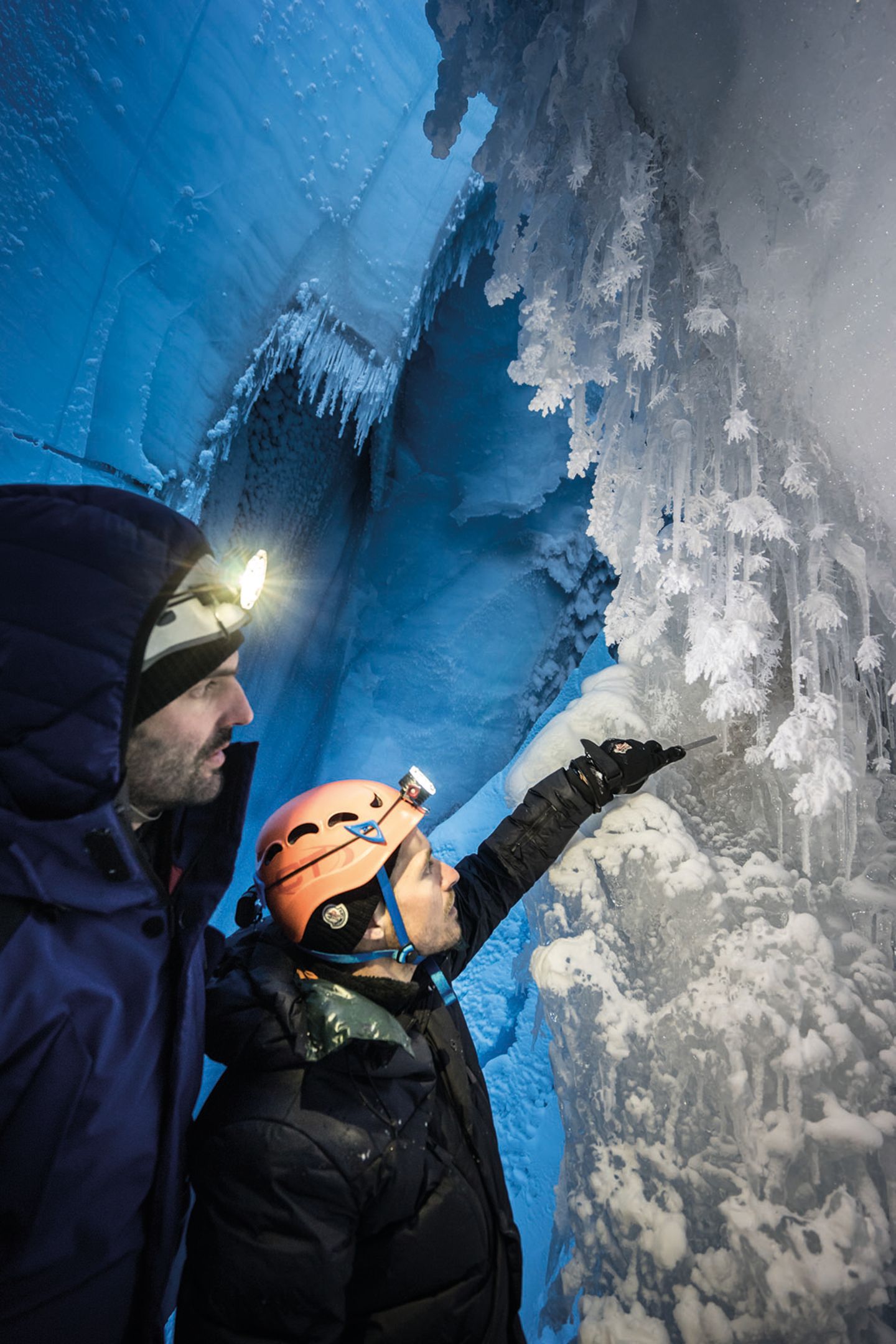 Zwei Männer in einer Eishöhle