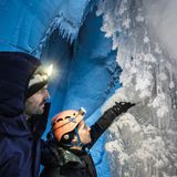 Zwei Männer in einer Eishöhle