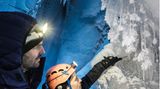 Zwei Männer in einer Eishöhle