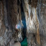 zwei Männer an einer steilen Höhlenwand