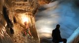 Zwei Männer in Höhle, rechts vor Eiswand