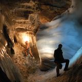 Zwei Männer in Höhle, rechts vor Eiswand