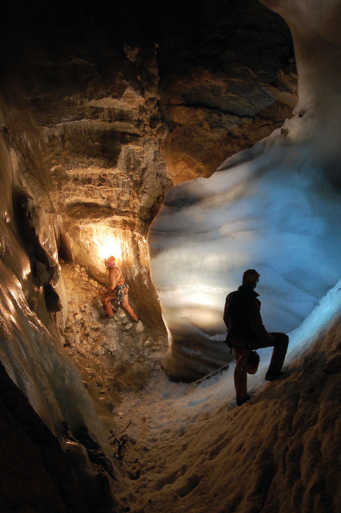 Zwei Männer in Höhle, rechts vor Eiswand