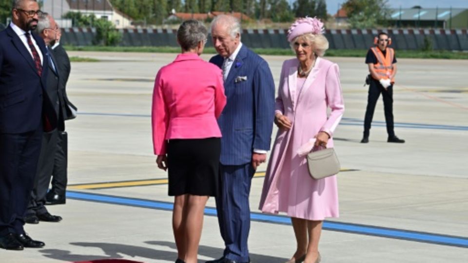 Das britische Königspaar auf dem Pariser Flughafen Orly