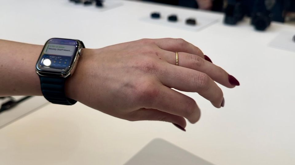 Die spannendste Neuerung der Apple Watch Series 9 (im Bild) und Apple Watch Ultra 2: Mit einem Doppeltippen kann man die Uhr auch einhändig steuern