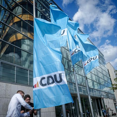 Das neue CDU-Logo ist auf Fahnen vor dem Konrad-Adenauer-Haus, der CDU-Parteizentrale, zu sehen.