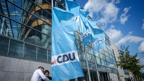 Das neue CDU-Logo ist auf Fahnen vor dem Konrad-Adenauer-Haus, der CDU-Parteizentrale, zu sehen.