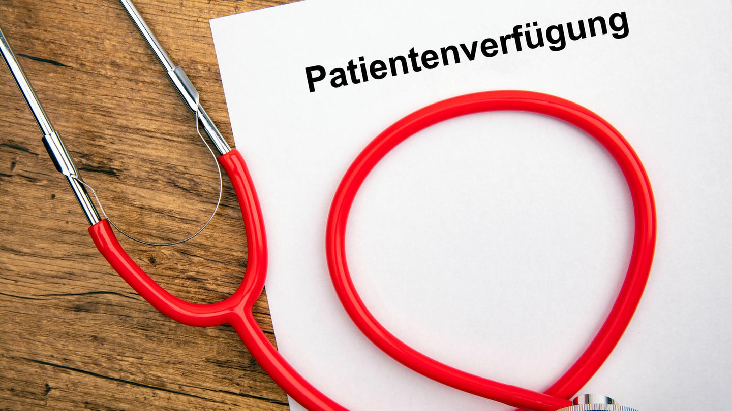 Stethoskop liegt auf einer Patientenverfügung