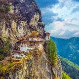 Zugegeben, Bhutan gehört nicht unbedingt zu den am meisten besuchten Zielen der Deutschen. Trotzdem sind die verhältnismäßig hohen Besucherzahlen den Einwohnern des kleinen asiatischen Landes schon lange ein Dorn im Auge. Deshalb hat das Königreich nach der Pandemie auch eine sogenannte Gebühr für nachhaltige Entwicklung eingeführt. Dabei handelt es sich um ein Tagesvisum für Touristen, das rund 180 Euro kostet.