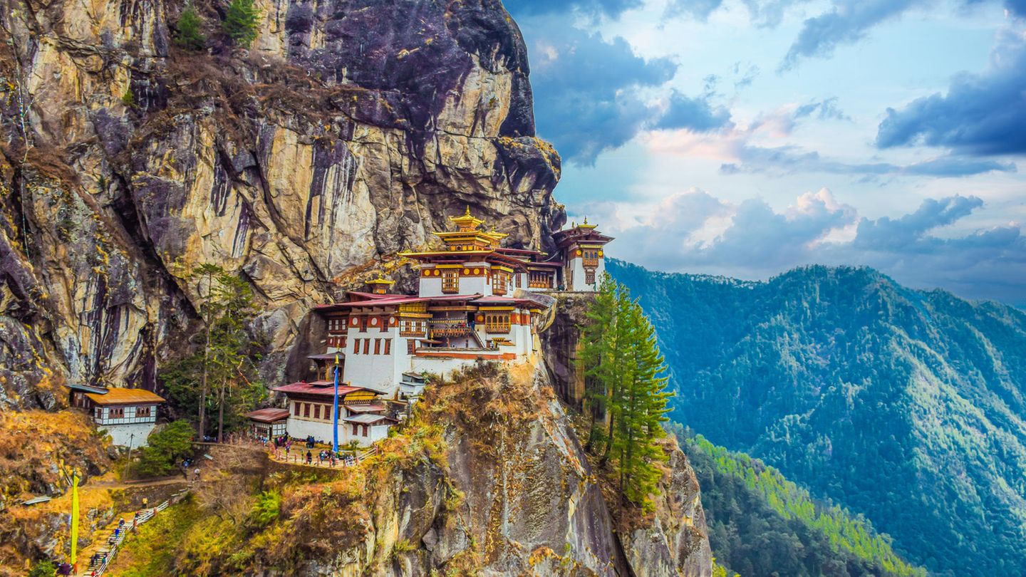 Bhutan Zugegeben, Bhutan gehört nicht unbedingt zu den am meisten besuchten Zielen der Deutschen. Trotzdem sind die verhältnismäßig hohen Besucherzahlen den Einwohnern des kleinen asiatischen Landes schon lange ein Dorn im Auge. Deshalb hat das Königreich nach der Pandemie auch eine sogenannte Gebühr für nachhaltige Entwicklung eingeführt. Dabei handelt es sich um ein Tagesvisum für Touristen, das rund 180 Euro kostet.