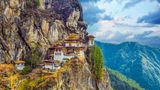 Zugegeben, Bhutan gehört nicht unbedingt zu den am meisten besuchten Zielen der Deutschen. Trotzdem sind die verhältnismäßig hohen Besucherzahlen den Einwohnern des kleinen asiatischen Landes schon lange ein Dorn im Auge. Deshalb hat das Königreich nach der Pandemie auch eine sogenannte Gebühr für nachhaltige Entwicklung eingeführt. Dabei handelt es sich um ein Tagesvisum für Touristen, das rund 180 Euro kostet.