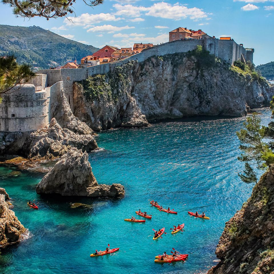 Kroatien gilt als beliebtes Reiseziel für Naturliebhaber und Strandurlauber. Seit dem weltweiten Erfolg der Serie "Game of Thrones" gibt es einen weiteren Grund, das Land zu besuchen: Die Stadt Dubrovnik war einer der Drehorte der Serie. Seitdem pilgern viele Filmfans durch die Stadft – sehr zum Ärger der Einheimischen. Deshalb gibt es jetzt eine tägliche Obergrenze für Besucher.