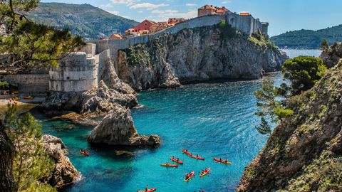 Kroatien gilt als beliebtes Reiseziel für Naturliebhaber und Strandurlauber. Seit dem weltweiten Erfolg der Serie "Game of Thrones" gibt es einen weiteren Grund, das Land zu besuchen: Die Stadt Dubrovnik war einer der Drehorte der Serie. Seitdem pilgern viele Filmfans durch die Stadft – sehr zum Ärger der Einheimischen. Deshalb gibt es jetzt eine tägliche Obergrenze für Besucher.