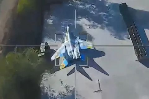 Die MIG 29 kurz vor dem Einschlag der Drohne, der wenig präzise erfolgte.