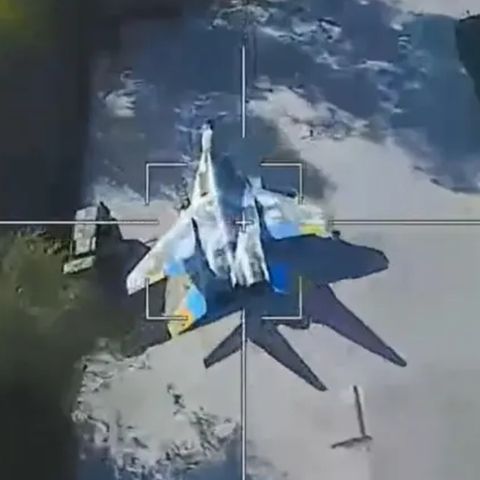 Die MIG 29 kurz vor dem Einschlag der Drohne, der wenig präzise erfolgte.