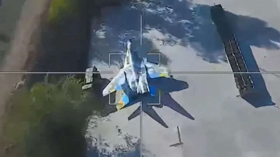 Krieg in der Ukraine: Die MIG 29 kurz vor dem Einschlag der Drohne, der wenig präzise erfolgte. Die MIG 29 kurz vor dem Einschlag der Drohne, der wenig präzise erfolgte.