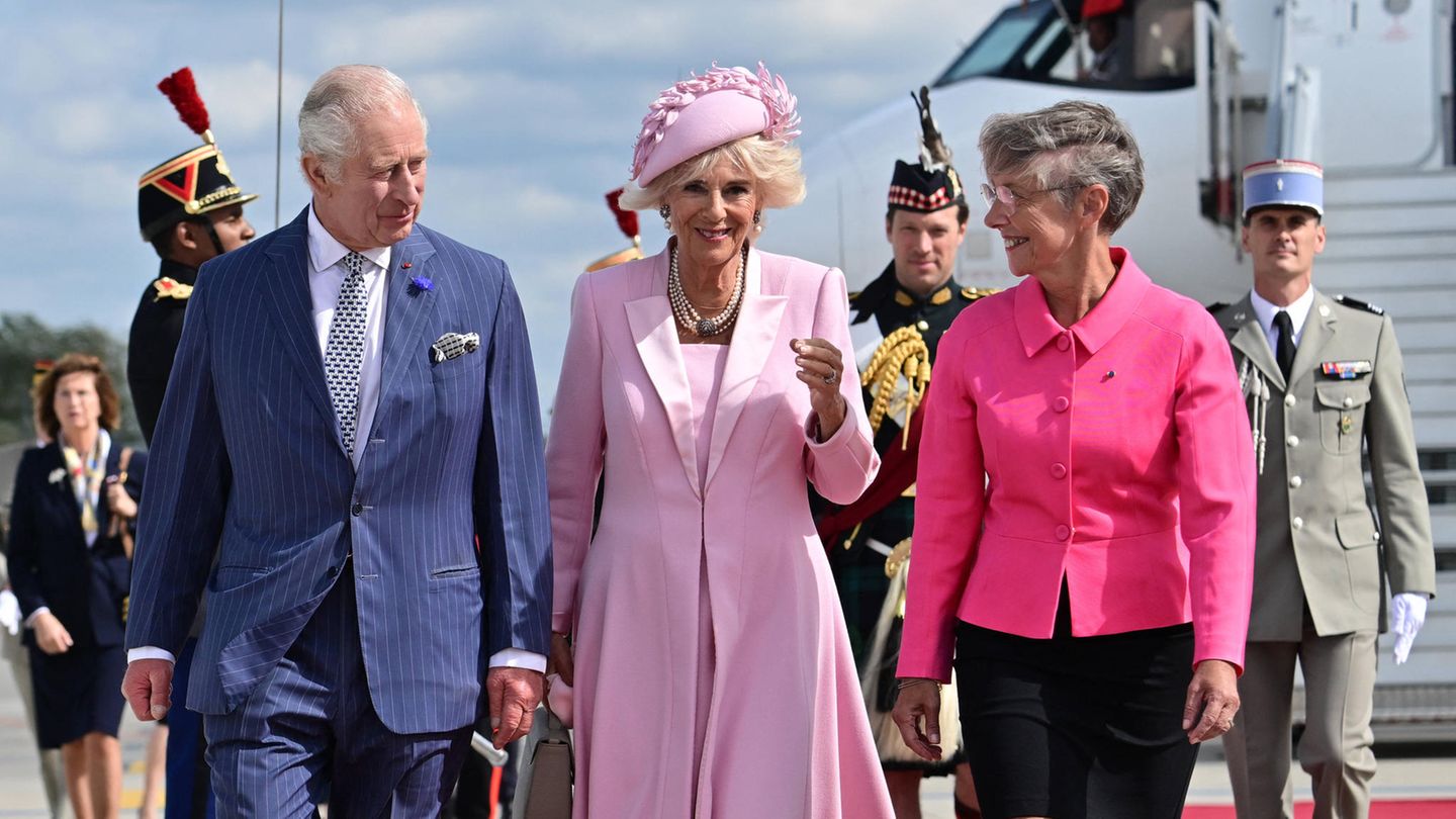Visit to France: Camilla in a Barbie look and King Charles doesn’t want foie gras