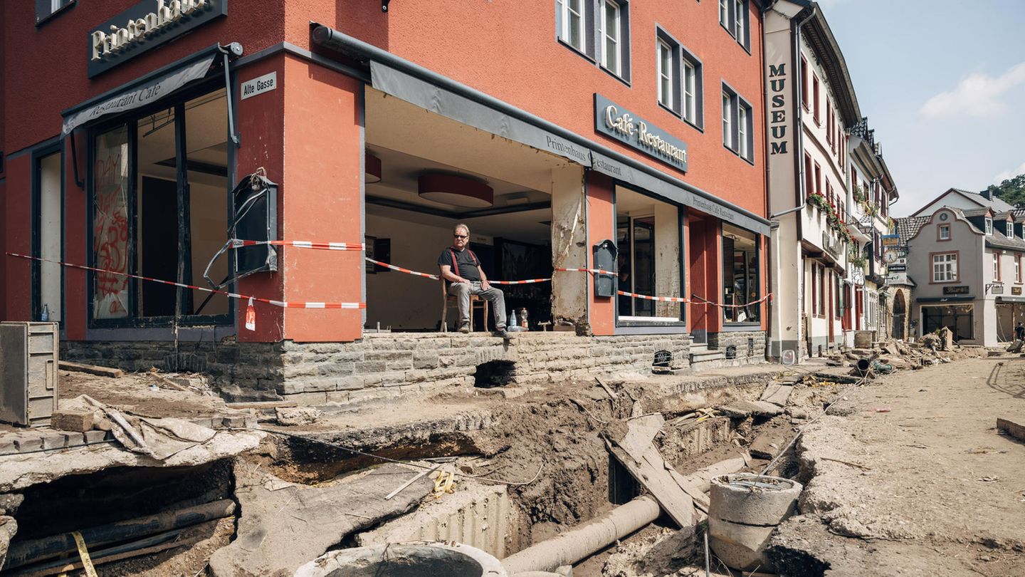 Ich habe während der Hochwasserkatastrophe im Ahrtal den Café-Besitzer Günther Porz kennengelernt, der auf dem Foto vor den völlig zerstörten Räumlichkeiten sitzt. Auch mit den jungen Pächtern des Cafés haben wir gesprochen, sie hatten es gerade erst im Jahr zuvor gepachtet. Es war ein Konglomerat an ambivalenten Gefühlen, die da hochkamen. Bei vielen Menschen im Ort war Verzweiflung zu spüren, große Erschöpfung, Wut auf Politik und Medien, auch auf uns. Wir wurden auch angefeindet, gefragt, warum wir nicht mit anpacken. Dafür habe ich volles Verständnis. Aber ich war auch überwältigt von der Ausdauer und dem Zusammenhalt der Menschen, Leute, die sich kaum gekannt haben, haben bei anderen mit angepackt und sie haben die Hoffnung bewahrt. Diese Reise fand zum Ende meines Stipendiums statt. Für mich war das Foto-Stipendium beim stern ein Traumjob. Ich habe viel gelernt, bin im positiven Sinne gut durch die Gegend gescheucht worden und es war ein Privileg, dass meine Bilder, Teil des gesellschaftlichen Diskurses wurden. 