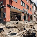 Ich habe während der Hochwasserkatastrophe im Ahrtal den Café-Besitzer Günther Porz kennengelernt, der auf dem Foto vor den völlig zerstörten Räumlichkeiten sitzt. Auch mit den jungen Pächtern des Cafés haben wir gesprochen, sie hatten es gerade erst im Jahr zuvor gepachtet. Es war ein Konglomerat an ambivalenten Gefühlen, die da hochkamen. Bei vielen Menschen im Ort war Verzweiflung zu spüren, große Erschöpfung, Wut auf Politik und Medien, auch auf uns. Wir wurden auch angefeindet, gefragt, warum wir nicht mit anpacken. Dafür habe ich volles Verständnis. Aber ich war auch überwältigt von der Ausdauer und dem Zusammenhalt der Menschen, Leute, die sich kaum gekannt haben, haben bei anderen mit angepackt und sie haben die Hoffnung bewahrt. Diese Reise fand zum Ende meines Stipendiums statt. Für mich war das Foto-Stipendium beim stern ein Traumjob. Ich habe viel gelernt, bin im positiven Sinne gut durch die Gegend gescheucht worden und es war ein Privileg, dass meine Bilder, Teil des gesellschaftlichen Diskurses wurden. 