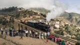 Mit dem abenteuerlichen Reporter Thilo Tielke schlich ich mich 2014 nach Eritrea. Eigentlich kriegt man für dieses Land kein Visum, schon gar nicht als Journalist. Aber Thilo erfuhr vom kuriosen Diktaturen-Tourismus: Privilegierte Westeuropäer reisen in die Ferne und bestaunen Überbleibsel aus der Kolonialzeit, hier war es diese uralte Dampflock. Sie bringt viel Geld ein, weil sie nerdige Touristen anlockt. Das war unsere Eintrittskarte ins Land. Wir fuhren auch mit. Das war sehr langsam und sehr rumpelig. Es roch so rußig wie in einer Shishabar – nur ohne Fruchtextrakt. Leider starb Thilo Thielke 2020. Dieses Bild wird mich immer an ihn erinnern. An unsere gemeinsame Reise nach Eritrea.  