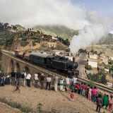 Mit dem abenteuerlichen Reporter Thilo Tielke schlich ich mich 2014 nach Eritrea. Eigentlich kriegt man für dieses Land kein Visum, schon gar nicht als Journalist. Aber Thilo erfuhr vom kuriosen Diktaturen-Tourismus: Privilegierte Westeuropäer reisen in die Ferne und bestaunen Überbleibsel aus der Kolonialzeit, hier war es diese uralte Dampflock. Sie bringt viel Geld ein, weil sie nerdige Touristen anlockt. Das war unsere Eintrittskarte ins Land. Wir fuhren auch mit. Das war sehr langsam und sehr rumpelig. Es roch so rußig wie in einer Shishabar – nur ohne Fruchtextrakt. Leider starb Thilo Thielke 2020. Dieses Bild wird mich immer an ihn erinnern. An unsere gemeinsame Reise nach Eritrea.  