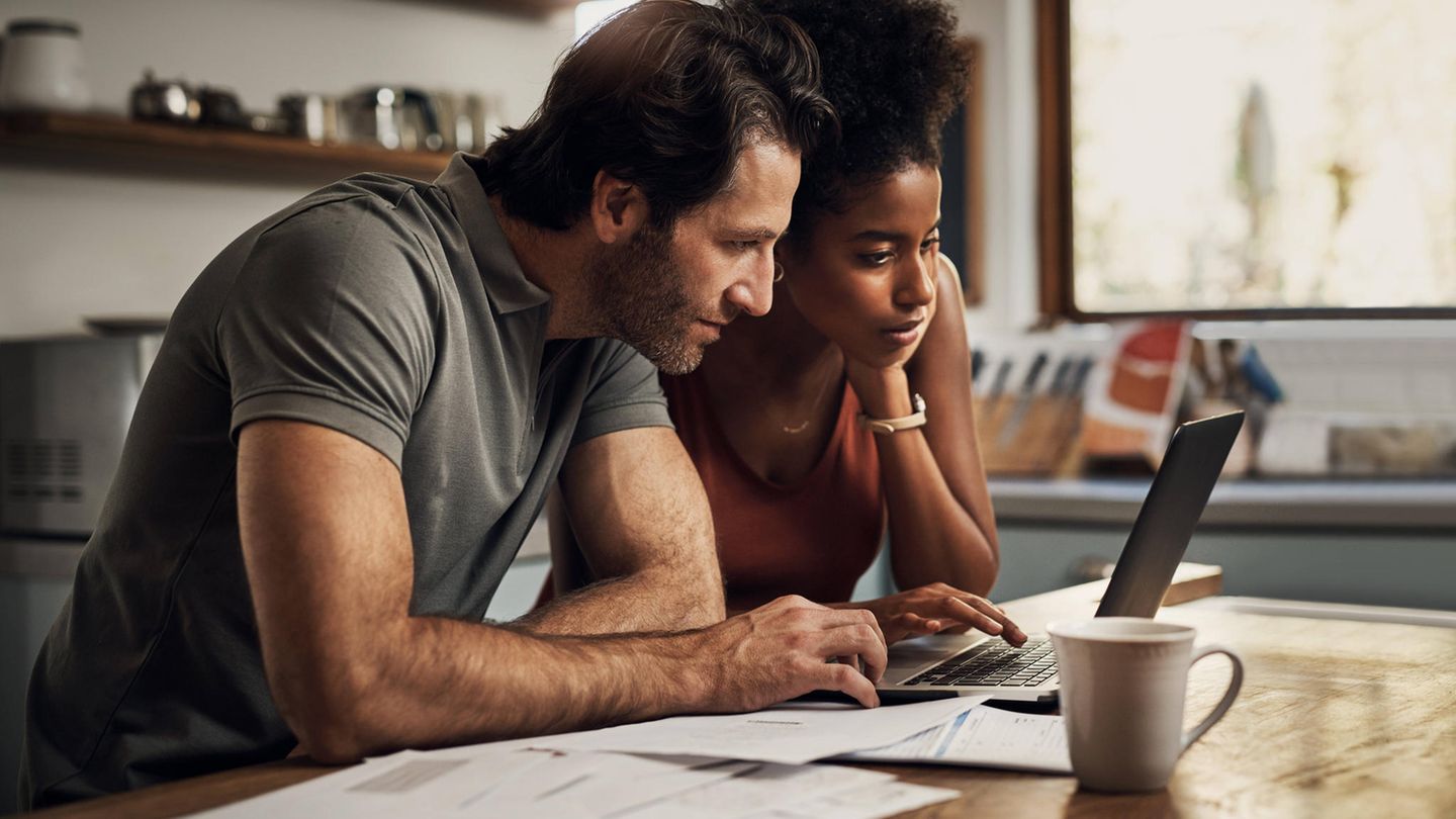 Finanzexperte erklärt: Kräftig sparen bei den Zinsen: Darum sollten Paare Kredite gemeinsam beantragen