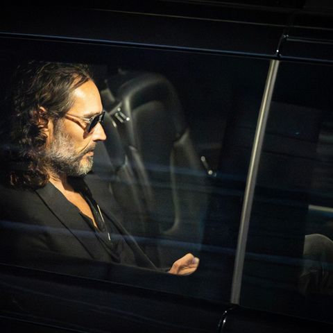 Comedian Russell Brand sitzt in einem Auto