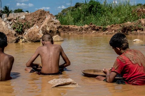 Goldschürfen statt lesen lernen: Kinderarbeit in Venezuelas Tagebau.