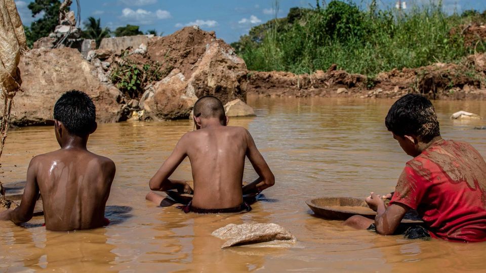Goldschürfen statt lesen lernen: Kinderarbeit in Venezuelas Tagebau.