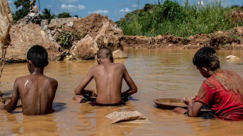Goldschürfen statt lesen lernen: Kinderarbeit in Venezuelas Tagebau.