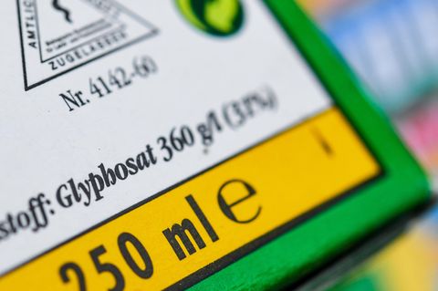 Glyphosat steht auf einer Flasche mit Unkrautvernichtungsmittel