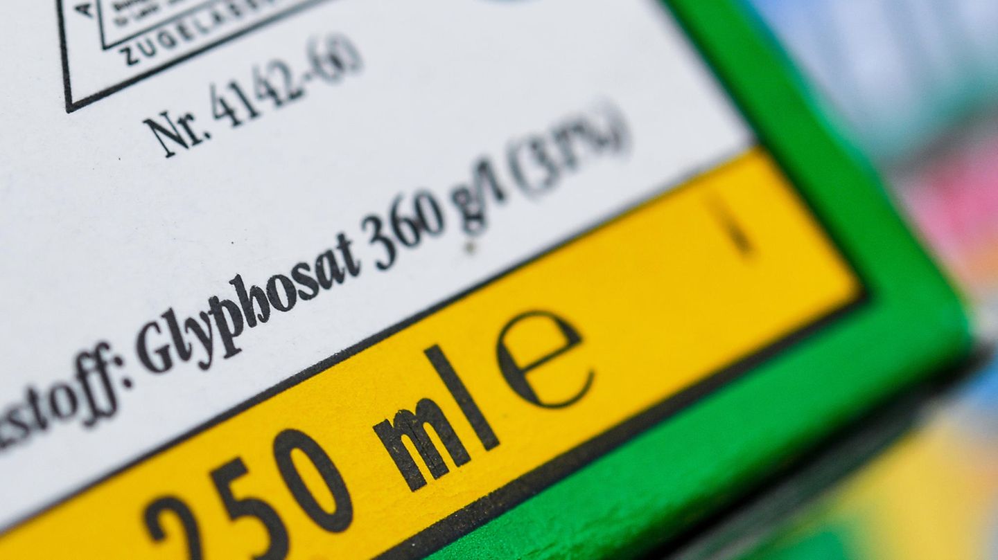Glyphosate: EU wants to extend approval for weed killers