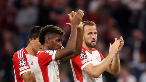Drei Spieler des FC Bayern München beklatschen ihren Sieg in der Champions League