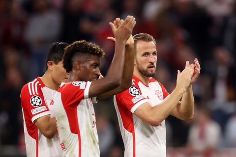 Drei Spieler des FC Bayern München beklatschen ihren Sieg in der Champions League