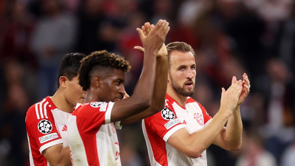 Drei Spieler des FC Bayern München beklatschen ihren Sieg in der Champions League