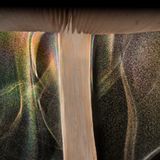 Feine Sporen schweben unter den Lamellen eines Rehbraunen Dachpilzes