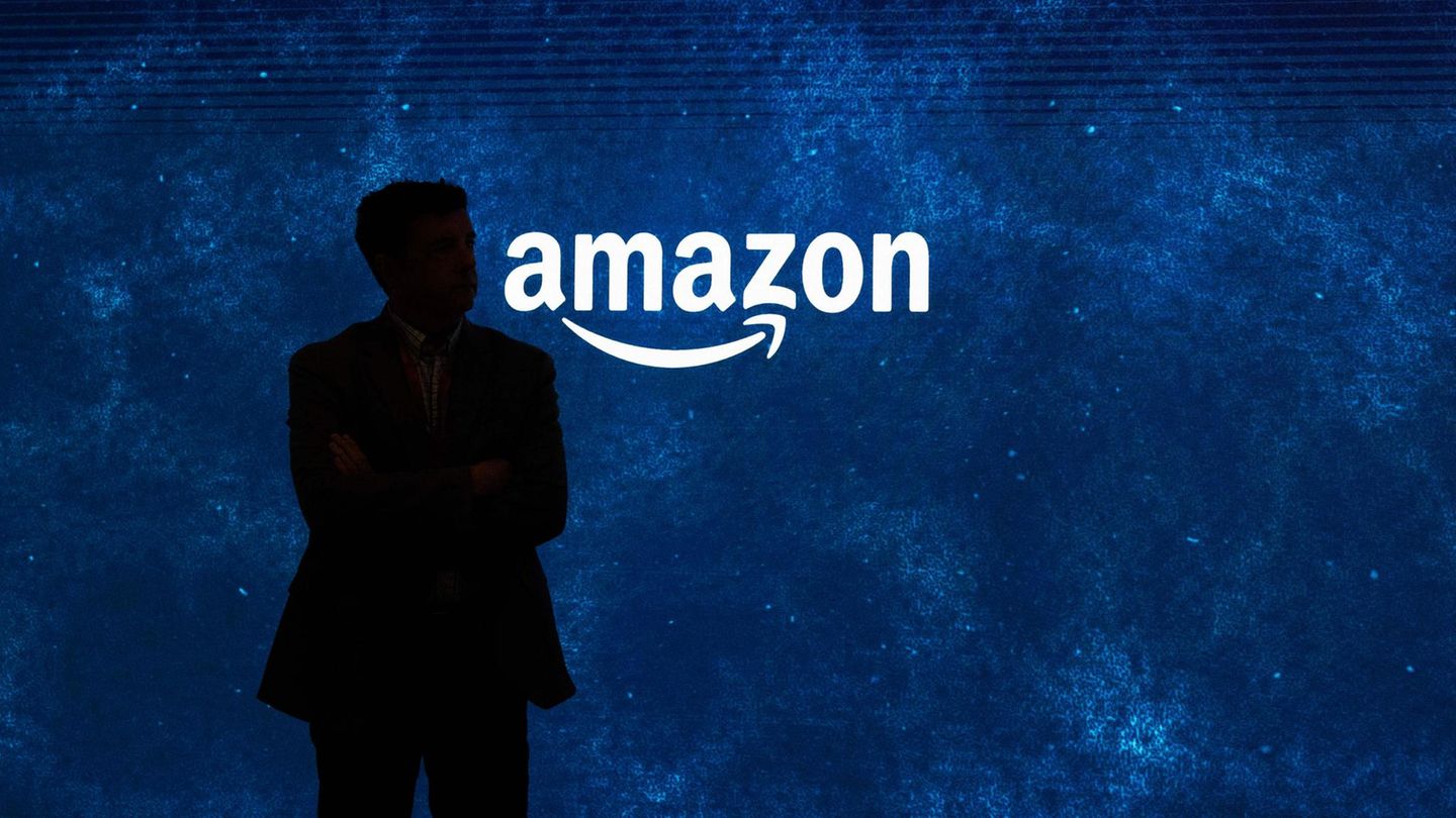 Arlington, USA. Das Bild eines klaren Sternenhimmels wird durch das Logo des Online-Versandhändlers Amazon gestört – oder zerstört. Denn am Ende handelt es sich nur um eine Attrappe für eine Medientour, an der Besucher teilnehmen können.
